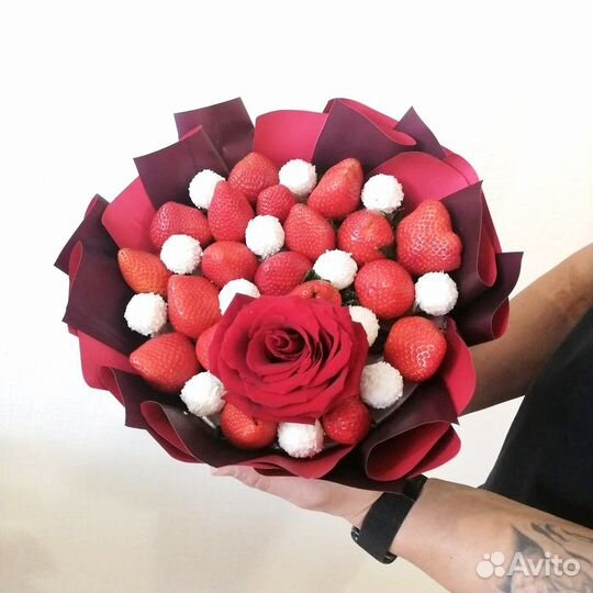 Букет из свежей клубники и конфет Рафаэлло