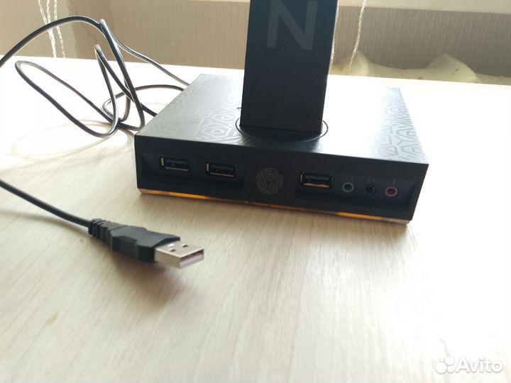 Подставка для наушников, со встроенным USB