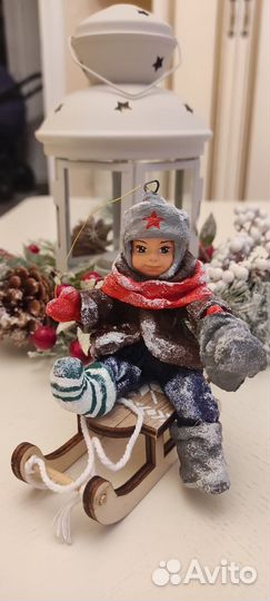 Ватная елочная игрушка «Мальчик на санках»