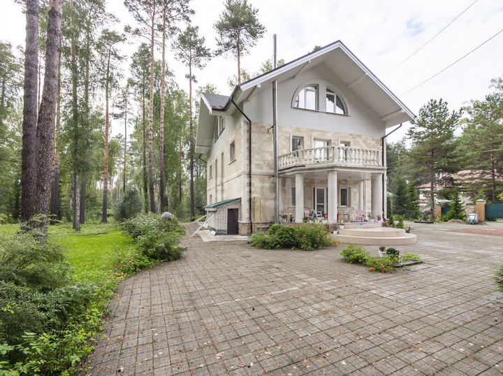 Коттедж 300 м² на участке 15 сот.