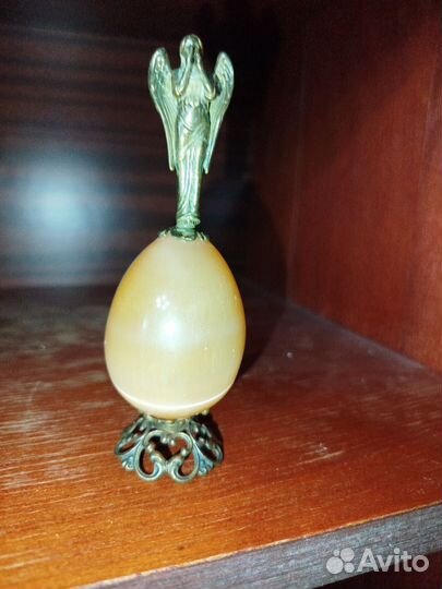 Яйцо из оникса со статуэткой