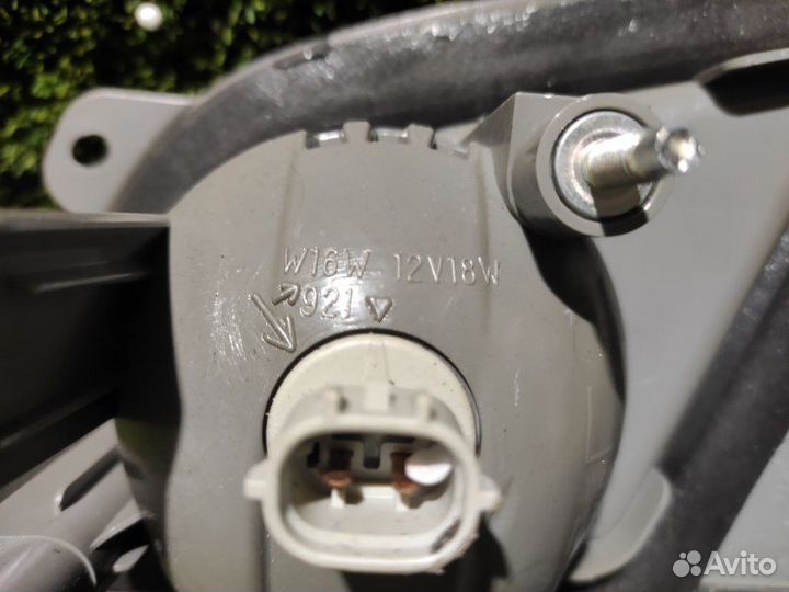 Вставка между стопов задняя левая Nissan Fuga Y50