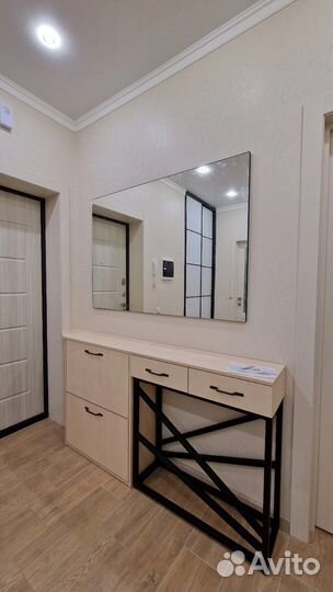 Зеркало в тонкой раме с креплением