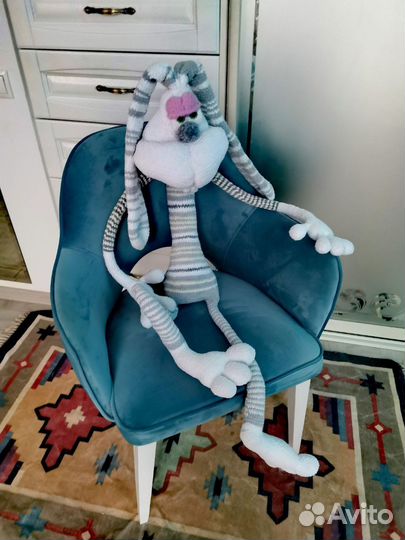 Вязаная игрушка ручной работы заяц