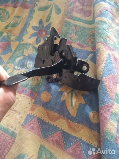 Замок на капот