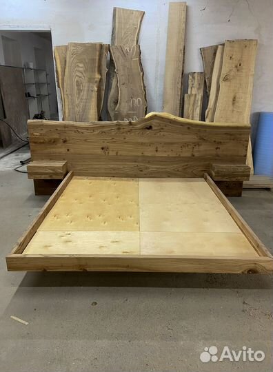Кровать из массива дерева