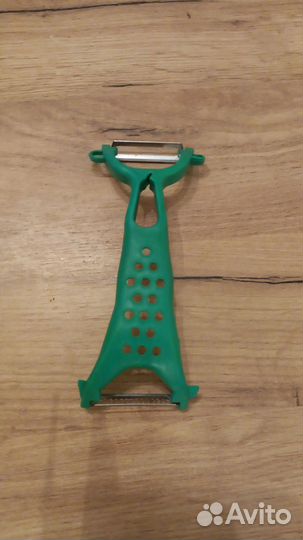 Овощечистка с несколькими видами лезвий