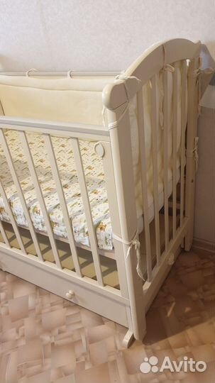 Кровать детская с маятником