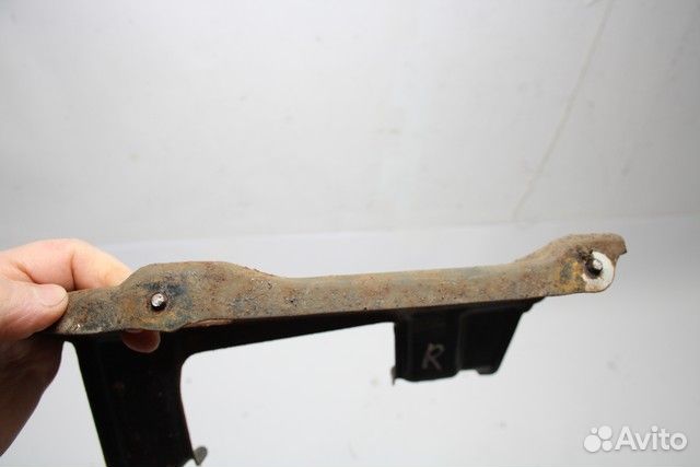 Кронштейн брызговика бампера 6400A590 Mitsubishi