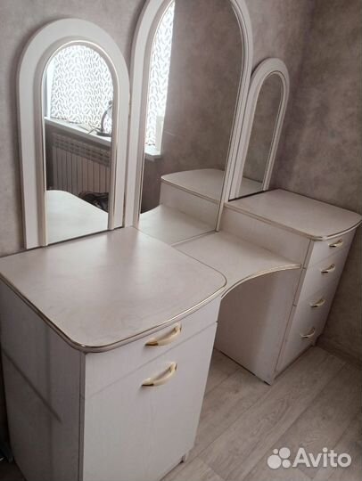 Туалетный столик с зеркалом