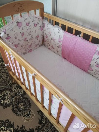 Детская кроватка с маятником