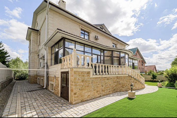 Коттедж 590 м² на участке 10 сот.