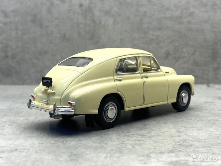 Коллекционная модель газ-М20 победа 1:43 DeA