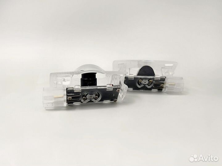 Проекция логотипа Toyota на двери Тип 2