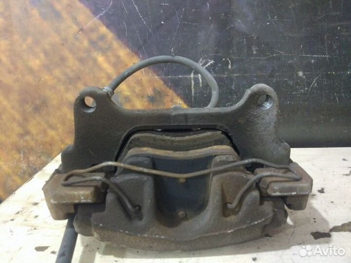 Суппорт передний правый Volkswagen Passat Variant