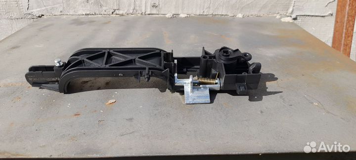 Кронштейн левой передней ручки двери Ford focus 1