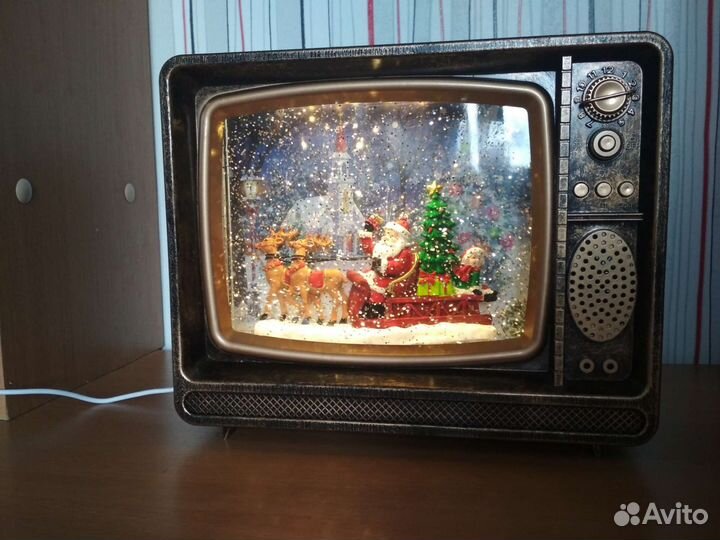 Новогодний подарок (игрушечный телевизор)