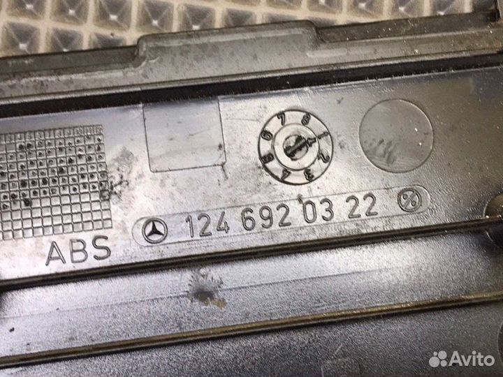 Накладка стойки Mercedes-Benz E-Class W124 M111