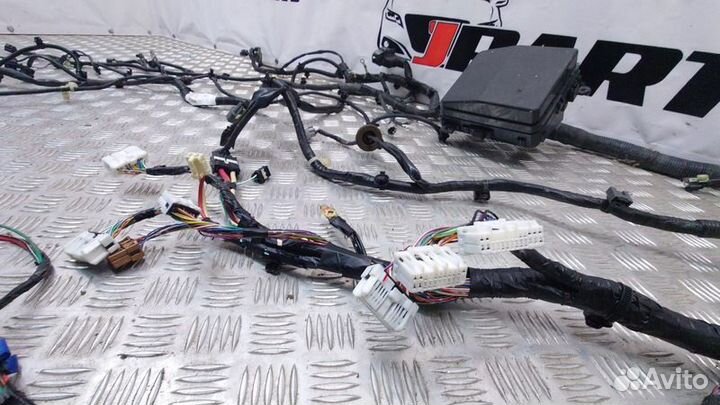 Блок предохранителей подкапотный Mitsubishi Outlan