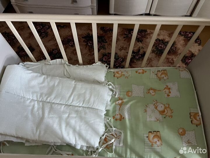 Детская кроватка и комод