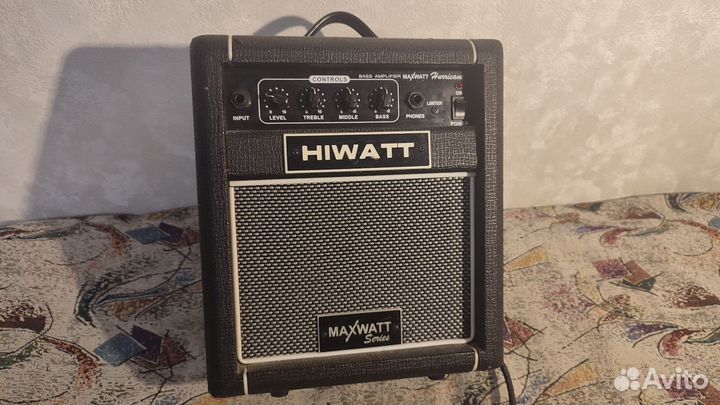 Басовый комбоусилитель Hiwatt Maxwatt Hurricane