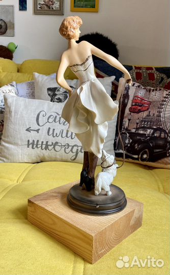 Статуэтка Дама с собачкой