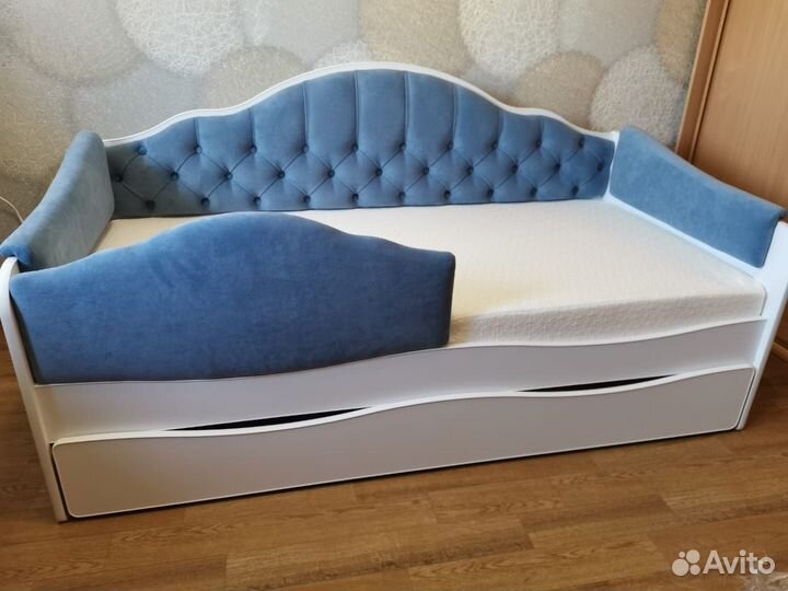 Двухъярусная выдвижная кровать с мягкой спинкой