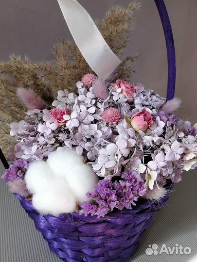 Корзина с гортензией и розами