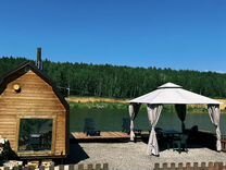 Русская баня на дровах на берегу озера