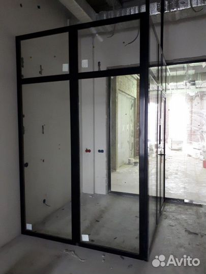 Перегородка из стеклянных панелей