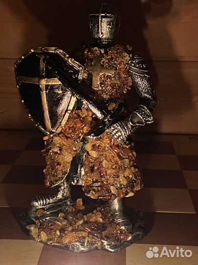 Настольная фигурка в янтаре