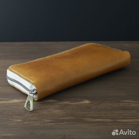 Вместительный и функциональный бумажник на молнии