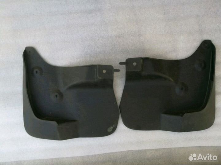 Брызговик передний Toyota Land Cruiser 200