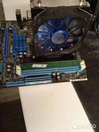 Материнская плата с процессором и памятью