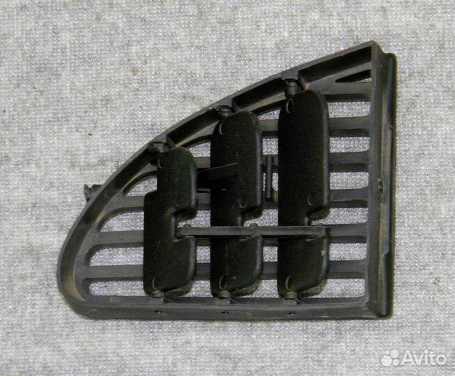 Дефлектор центральный правый Kia Spectra