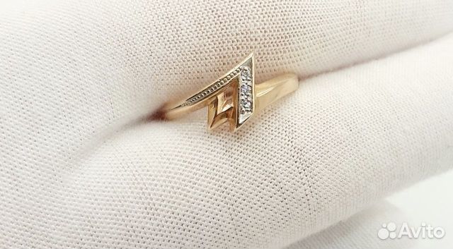 Золотое кольцо с камнем 16р