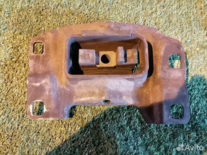 Опора двигателя (подушка двс) левая C253-39-070 Ma