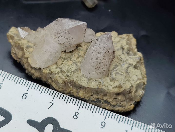 Аметистовидный кварц на гранате. Бор