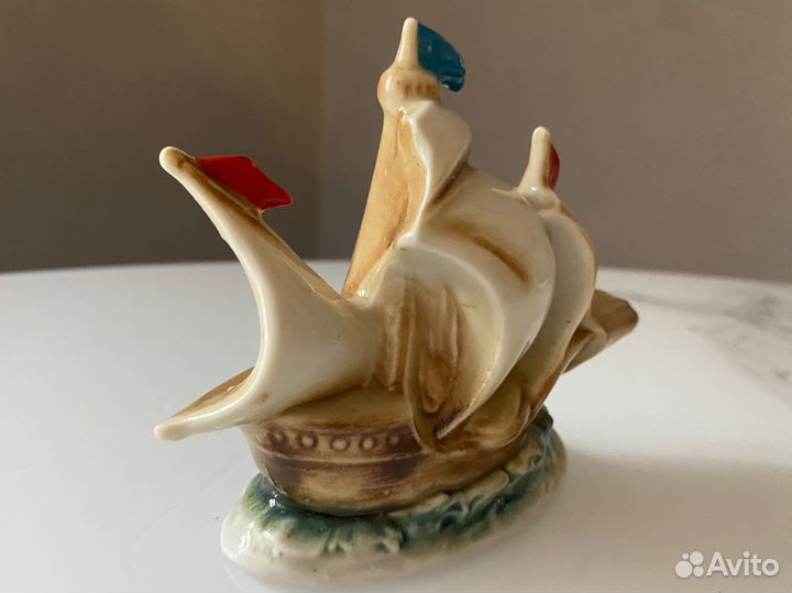 Фарфоровая статуэтка 