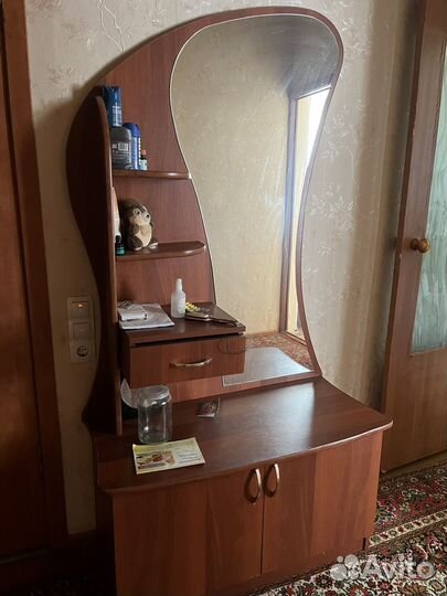 Трюмо с зеркалом