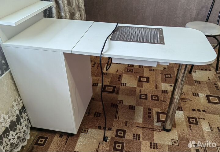 Маникюрный стол с вытяжкой