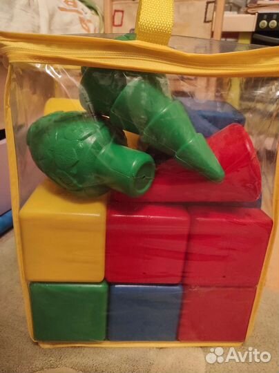 Пластиковый конструктор; животные