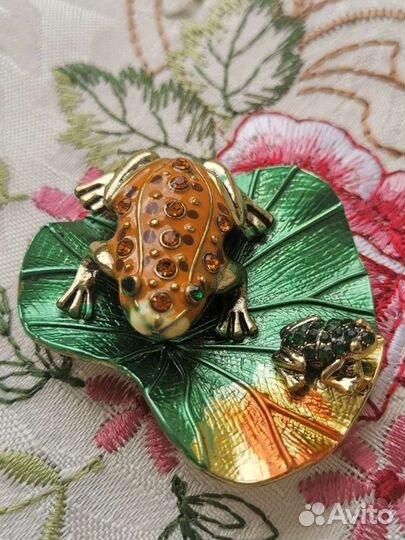 Брошь лягушата