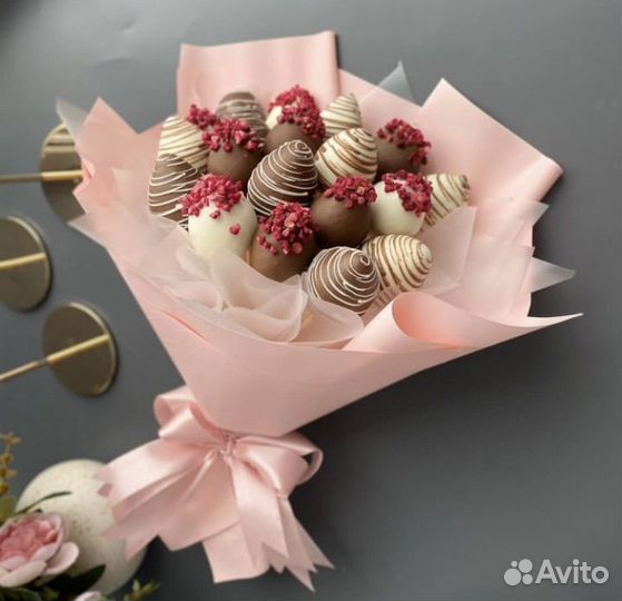 Съедобные букеты из клубники в шоколаде