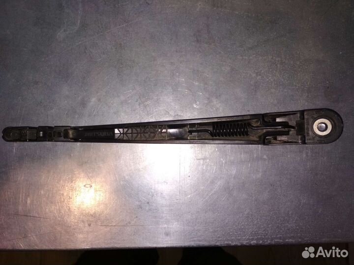 Поводок стеклоочистителя заднего стекла