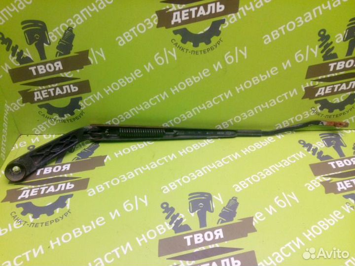 Поводок стеклоочистителя правый Toyota Matrix