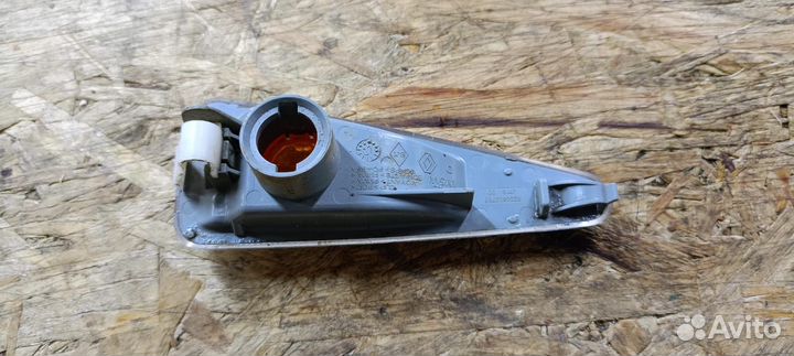 Повторитель поворотника, правый Renault Symbol