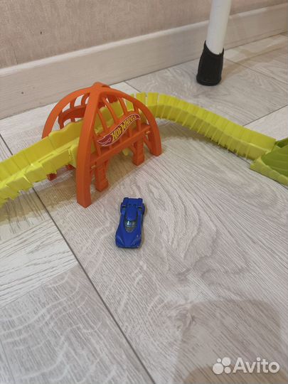 Hot wheels трек змея с машинкой в комплекте