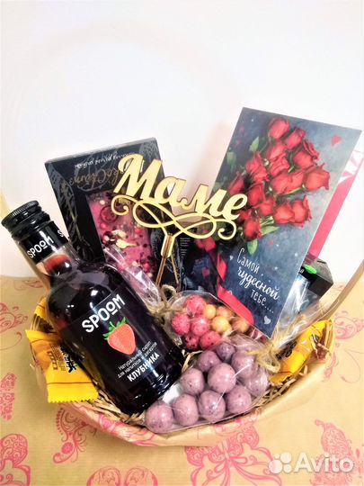 Подарочная корзина с чаем и сладостями для мамы