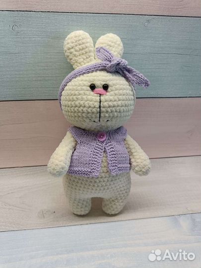 Вязанная плюшевая игрушка Заяц